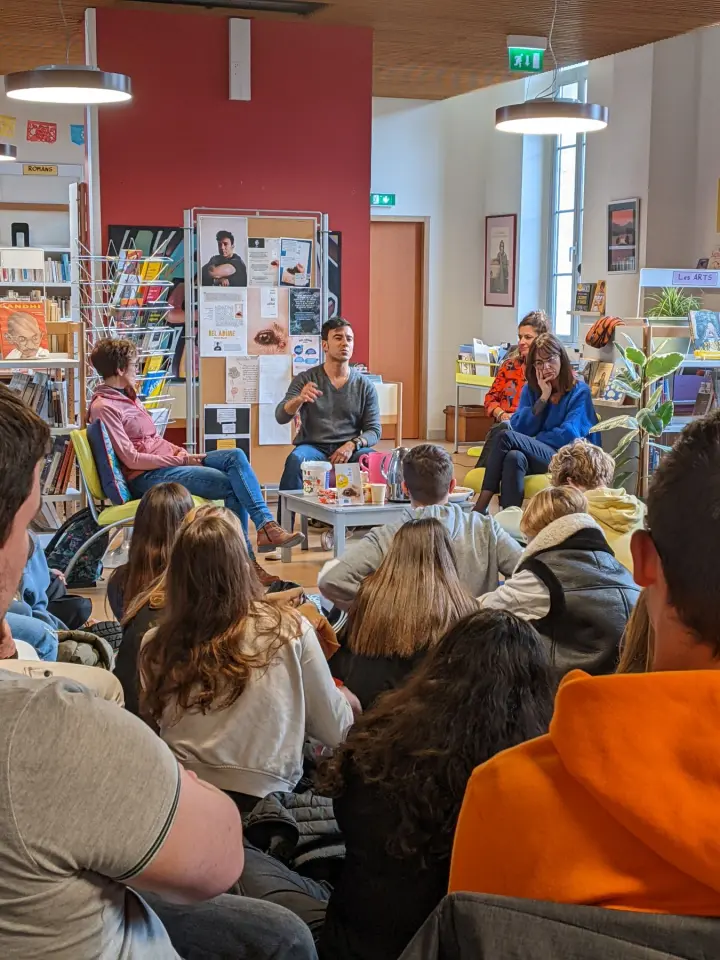 Un auteur parle devant un groupe d'élèves.