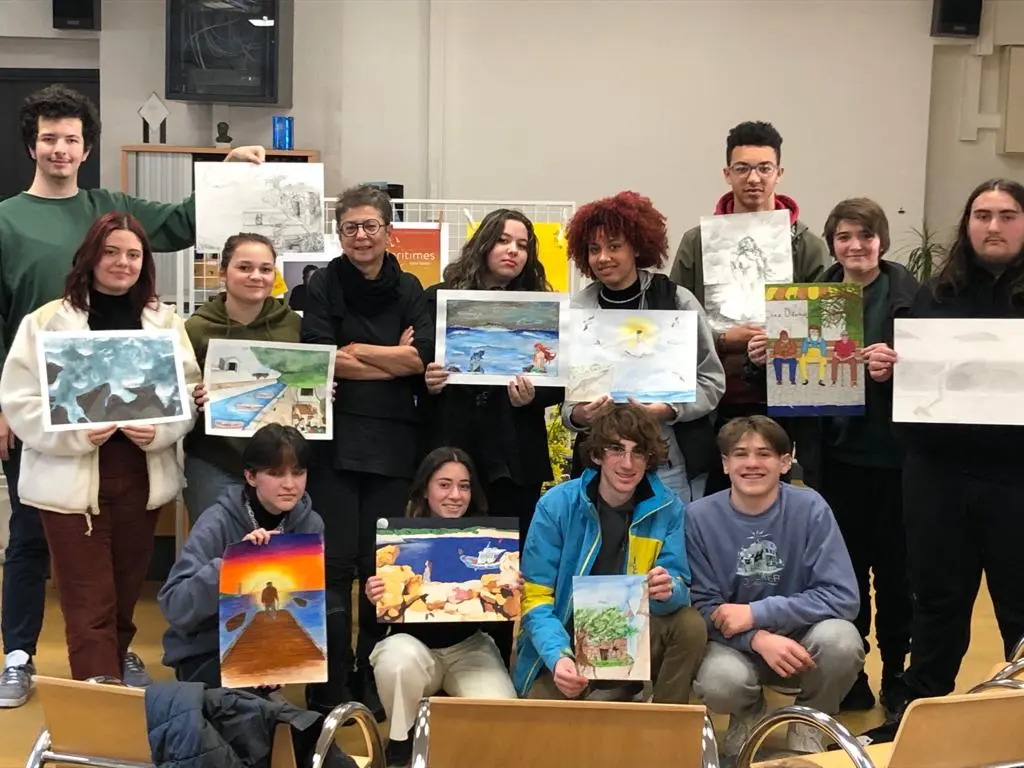 Des lycéens montrent leurs dessins inspirés d'un roman. Ils sont accompagnés de l'autrice du roman.