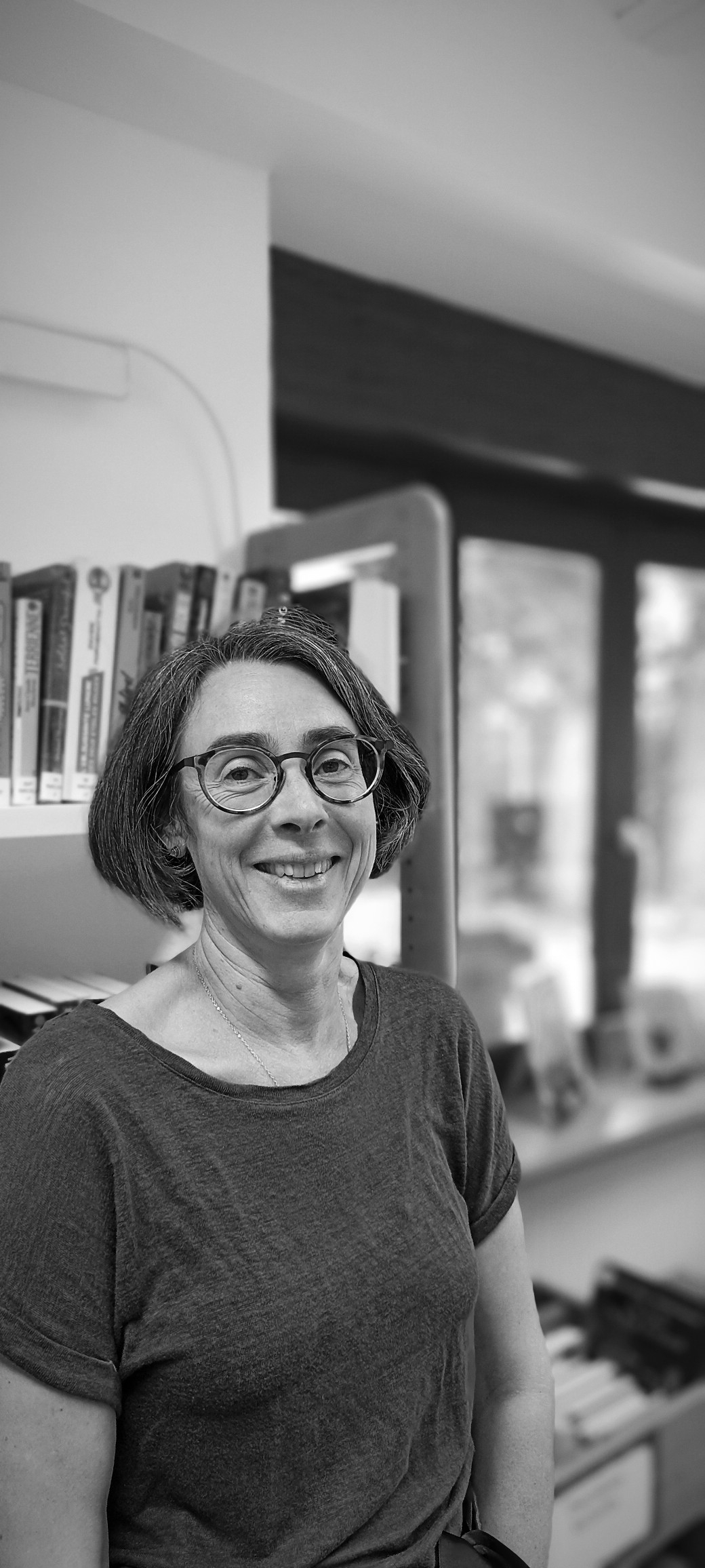 Photo en noir et blanc de Anne Aubert, bibliothécaire